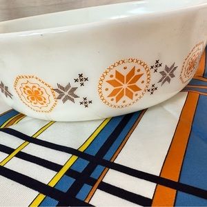 Vintage Pyrex Orange Star 1.5 Quart Oval Casserole 043 Made in USA EUC